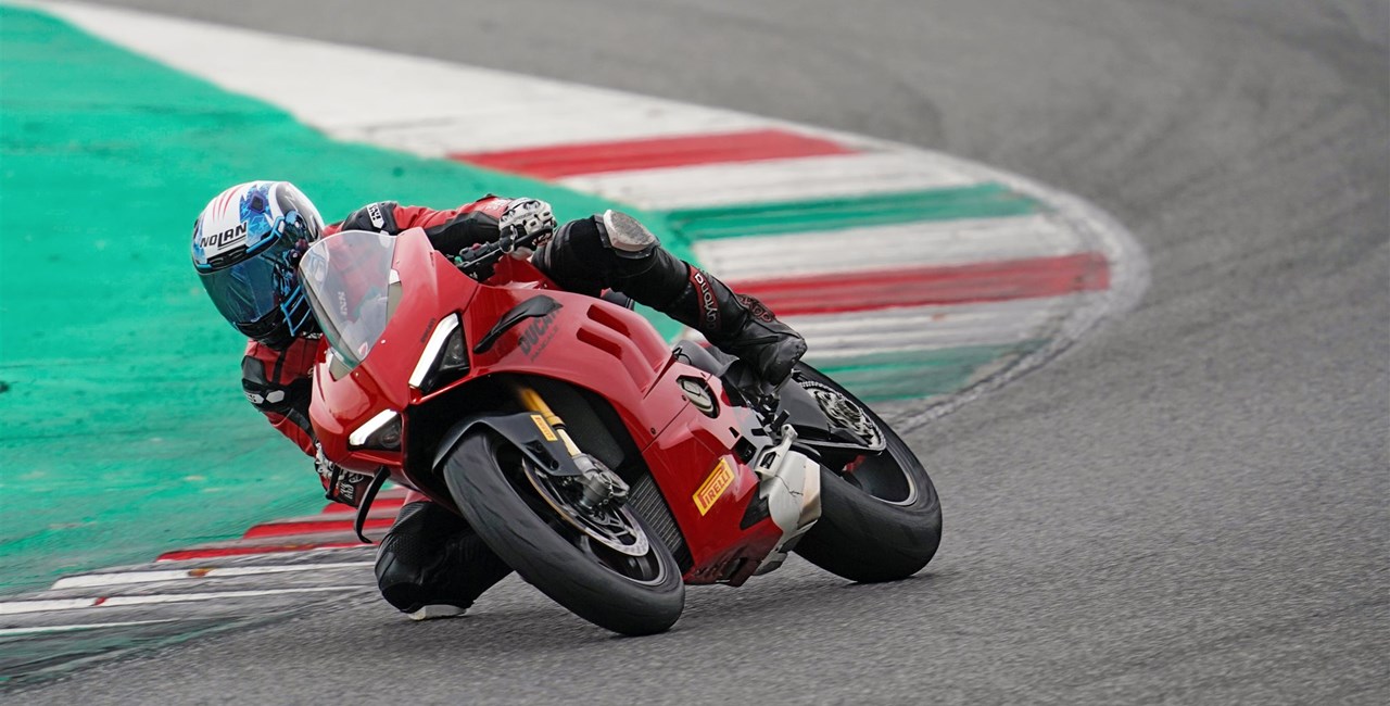 Pirelli Diablo Rosso IV Corsa Test auf Landstrasse und Rennstrecke