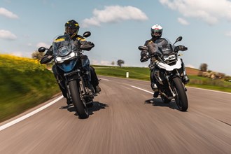 BMW R 1250 GS im Vergleich mit Triumph Tiger 1200 GT Pro 2022 BMW R 1250 GS im Vergleich mit Triumph Tiger 1200 GT Pro 2022