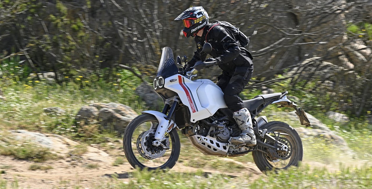 Ducati DesertX Test auf Landstrasse und im Gelände 