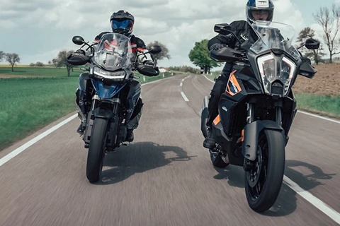 Triumph Tiger 1200 GT Pro vs. KTM 1290 Super Adventure S 2022 Triumph Tiger 1200 GT Pro vs. KTM 1290 Super Adventure S 2022