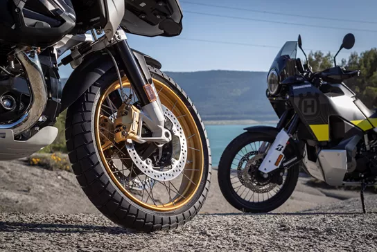 NastyNils, standart lastiklerle test ediyor ve dürüst bir şekilde konuşuyor. Hangi Enduro tur motosikleti en iyisi mi?