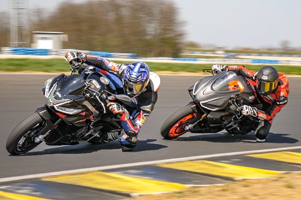 Aprilia Tuono 660 Factory Test mit Metzeler TD Slick