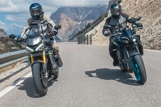 Triumph Speed Triple 1200 RS vs Yamaha MT-10 Vergleichs-Test 2022 Triumph Speed Triple 1200 RS vs Yamaha MT-10 Vergleichs-Test 2022