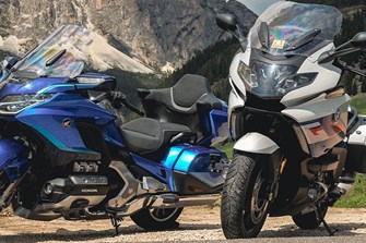 Honda GL1800 Gold Wing vs. BMW K 1600 GT Vergleichs-Test 2022 Honda GL1800 Gold Wing vs. BMW K 1600 GT Vergleichs-Test 2022