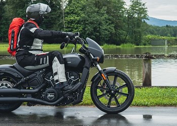 Indian Scout Rogue: Test des Schurken-Cruisers auf der Landstraße Indian Scout Rogue: Test des Schurken-Cruisers auf der Landstraße