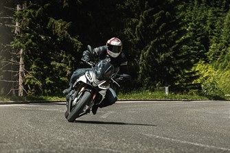 Aprilia Tuono V4 im Hyper-Touring Vergleichstest 2022