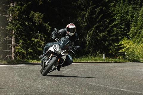 Aprilia Tuono V4 im Hyper-Touring Vergleichstest 2022 Aprilia Tuono V4 im Hyper-Touring Vergleichstest 2022