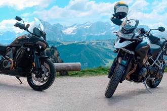 Tiger 1200 GT Pro gegen Harley-Davidson Pan America 1250 Special Tiger 1200 GT Pro gegen Harley-Davidson Pan America 1250 Special