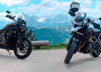 Tiger 1200 GT Pro gegen Harley-Davidson Pan America 1250 Special Tiger 1200 GT Pro gegen Harley-Davidson Pan America 1250 Special