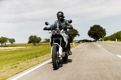 Ducati DesertX 2022 im Landstraßen-Test - 21-Zoll am Asphalt