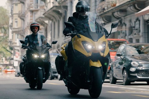 Mit dem Yamaha TMAX Tech MAX 2022 auf Sightseeing-Tour in Luzern