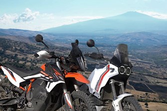 Ducati DesertX vs. KTM 890 Adventure R im Offroad-Vergleich Ducati DesertX vs. KTM 890 Adventure R im Offroad-Vergleich