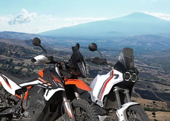 Ducati DesertX vs. KTM 890 Adventure R im Offroad-Vergleich Ducati DesertX vs. KTM 890 Adventure R im Offroad-Vergleich