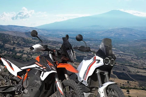 Ducati DesertX vs. KTM 890 Adventure R im Offroad-Vergleich Ducati DesertX vs. KTM 890 Adventure R im Offroad-Vergleich