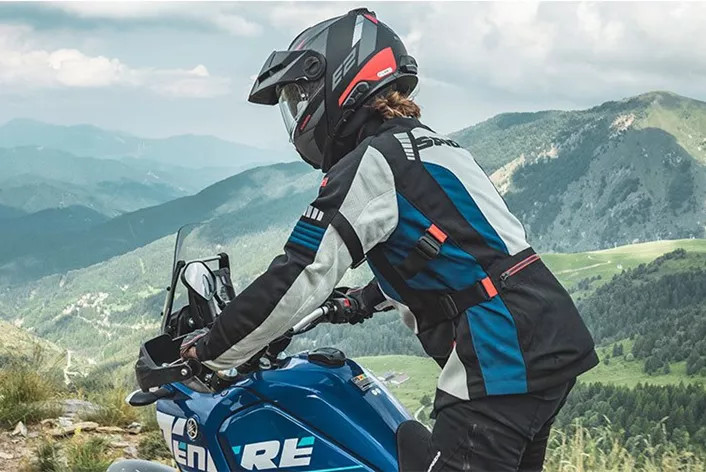 Schuberth představuje novou přilbu E2 Adventure. Ta má nyní nejen dvojí homologaci P/J, ale také normu ECE 22.06.