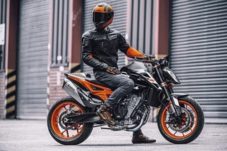 KTM 890 Duke GP 2023 in neuer Racing-Lackierung KTM 890 Duke GP 2023 in neuer Racing-Lackierung