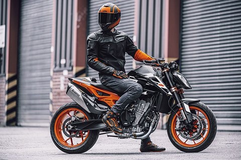 KTM 890 Duke GP 2023 in neuer Racing-Lackierung KTM 890 Duke GP 2023 in neuer Racing-Lackierung
