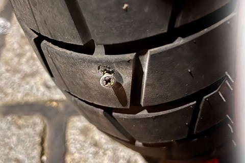 Reifenpanne mit dem Motorrad - was tun mit plattem Reifen?