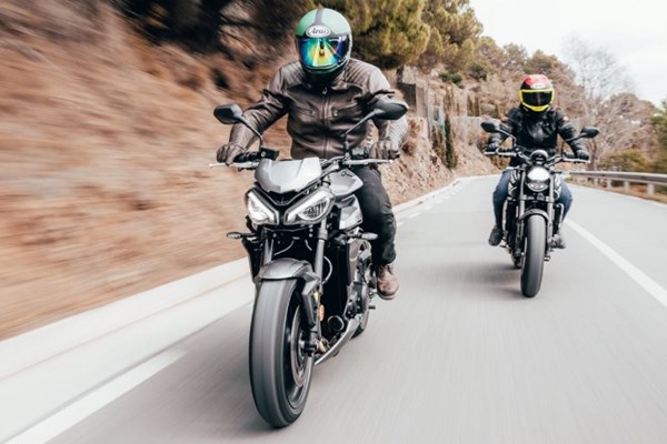 Video: Unfairer Vergleich?! Triumph Street Triple R vs Trident 660 2023