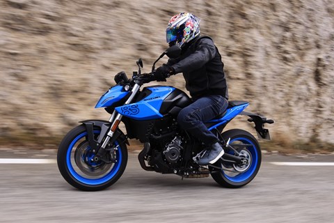 Suzuki GSX-8S erster Test 2023 – alle Fahreindrücke und Preise!