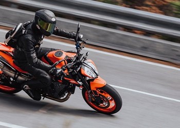 KTM 890 Duke GP 2023 - fünf Mittelklasse Naked Bikes im Vergleich KTM 890 Duke GP 2023 - fünf Mittelklasse Naked Bikes im Vergleich