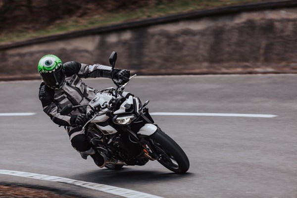 Triumph Street Triple R im Mittelklasse Naked Bike Vergleich 2023