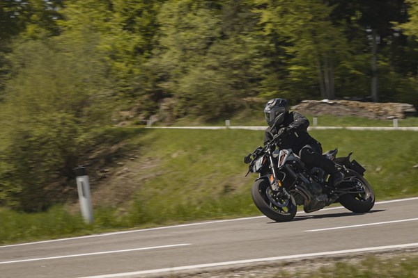 Sie ist wieder da! KTM 790 Duke 2023 im 7er Naked Bike Vergleich