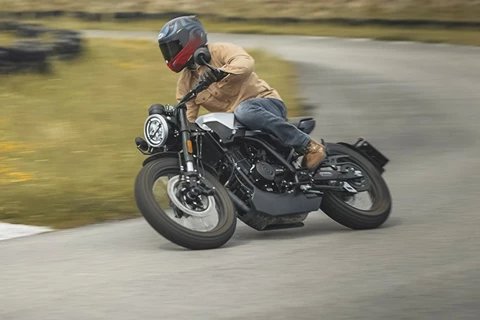 Fahrspaß & cooles Design vereint - Brixton Crossfire 125 im Test Fahrspaß & cooles Design vereint - Brixton Crossfire 125 im Test