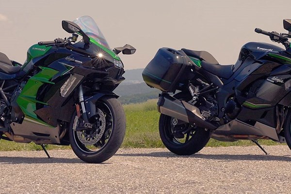 Kawasaki Ninja H2 SX SE vs. Ninja 1000SX Test auf Schweizer Boden
