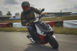 125er Roller-Exot im Test - Italjet Dragster 125  125er Roller-Exot im Test - Italjet Dragster 125