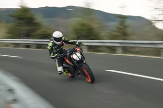 KTM 890 Duke R im Test und Vergleich mit 5 sportlichen Mid-Nakeds KTM 890 Duke R im Test und Vergleich mit 5 sportlichen Mid-Nakeds