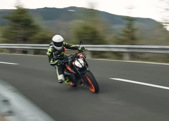 KTM 890 Duke R im Test und Vergleich mit 5 sportlichen Mid-Nakeds KTM 890 Duke R im Test und Vergleich mit 5 sportlichen Mid-Nakeds