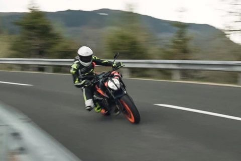 KTM 890 Duke R im Test und Vergleich mit 5 sportlichen Mid-Nakeds KTM 890 Duke R im Test und Vergleich mit 5 sportlichen Mid-Nakeds