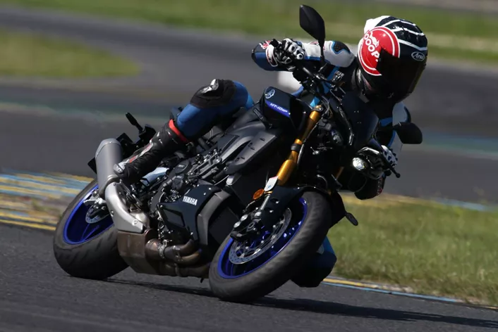 Wolltest du schon immer deine Motorradfahrkünste auf das nächste Level bringen? Möchtest du mehr Sicherheit, Selbstvertrauen und Fahrspaß erleben? Dann bist du hier genau richtig! In diesem Artikel teile ich 15 wertvolle Tipps, wie du deine Fahrkünste verbessern kannst. Egal, ob du ein Anfänger oder ein erfahrener Fahrer bist, diese praxiserprobten Ratschläge werden dir helfen, dein Fahrvermögen zu steigern und das ultimative Fahrerlebnis zu genießen. Lass uns gemeinsam die Straßen erobern und zu besseren Motorradfahrern werden!