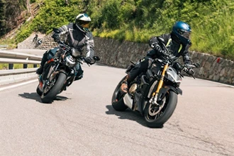 BMW M 1000 R vs. Ducati Streetfighter V4 S im engsten Winkelwerk BMW M 1000 R vs. Ducati Streetfighter V4 S im engsten Winkelwerk