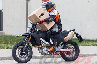 KTM 690 SMC-R Erlkönig „Paketdienst-Edition“ 2024! KTM 690 SMC-R Erlkönig „Paketdienst-Edition“ 2024!