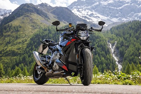 BMW M 1000 R Test in den Alpen bei den Alpenmasters 2023