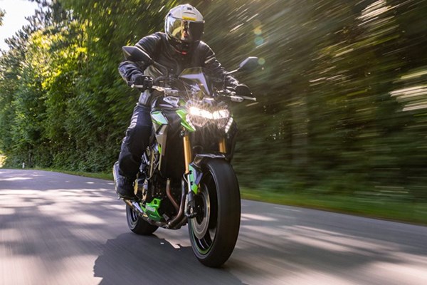 Kawasaki Z900 vs. Z900 SE 2023 - Familienduell!