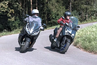 Roller Vergleich: Yamaha XMAX 300 vs. Zontes 350E Roller Vergleich: Yamaha XMAX 300 vs. Zontes 350E