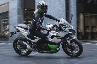 Erstes Serien-Hybrid-Motorrad: Kawasaki Ninja 7 Hybrid 2024