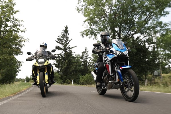 Kann die V-Strom 1050DE der Africa Twin das Wasser reichen?