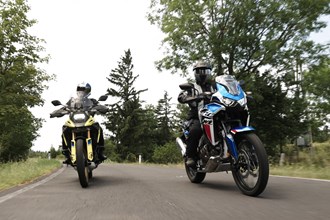 Kann die V-Strom 1050DE der Africa Twin das Wasser reichen? Kann die V-Strom 1050DE der Africa Twin das Wasser reichen?