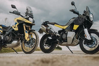 Suzuki V-Strom 1050DE vs. Husqvarna Norden 901 Motorrad-Vergleich Suzuki V-Strom 1050DE vs. Husqvarna Norden 901 Motorrad-Vergleich
