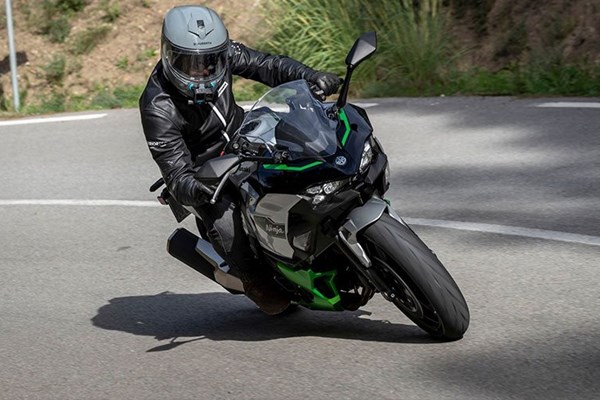 Kawasaki Ninja 7 Hybrid Motorrad Test 2024