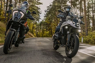 BMW R 1300 GS vs. KTM 1290 Super Adventure S - Duell der Giganten BMW R 1300 GS vs. KTM 1290 Super Adventure S - Duell der Giganten