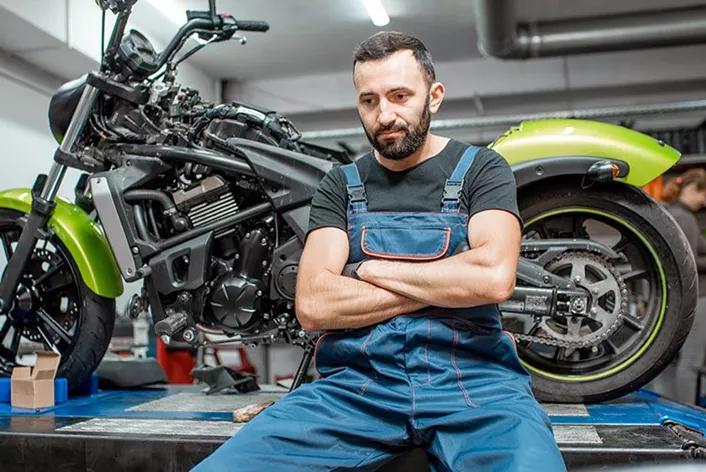 I problemi di avviamento sono una sfida frustrante per ogni pilota di moto. In questo articolo esamineremo le cause più comuni delle difficoltà di avviamento delle moto e offriremo soluzioni pratiche per risolverle.