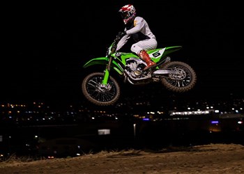 Kawasaki KX450 2024 Test - Rundumerneuerung zum 50. Jubiläum Kawasaki KX450 2024 Test - Rundumerneuerung zum 50. Jubiläum