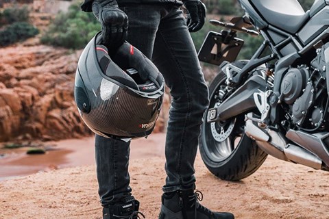 Integralhelm- und Handschuhpflicht in Spanien