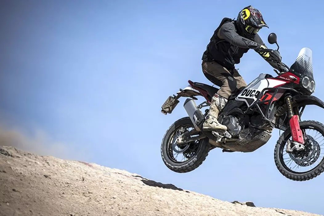 Härtetest für die neue Ducati DesertX Rally! Die Italiener lassen uns die neue Reiseenduro in der Wüste fahren. Tibor gibt alles auf dem edlen Reisegefährt.