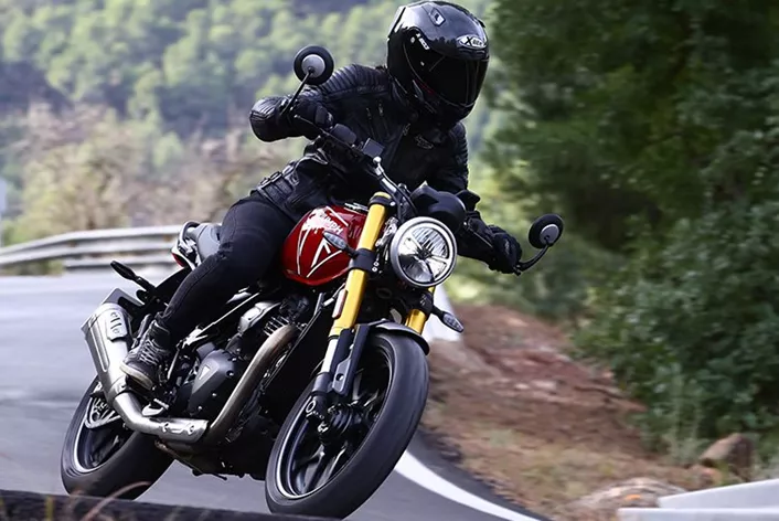 Das Wichtigste zuerst: 5345 Euro in Deutschland und 5995 Euro in Österreich! Zu diesen Kampfpreisen bietet Triumph zur Saison 2024 die neue Speed 400 an. Das schlanke Modern-Classic-Bike mit hochwertigem Design und neu entwickeltem Einzylinder-Motor hat definitiv Potential, zum Kassenschlager der Briten zu werden. Und das nicht nur wegen des Preises!